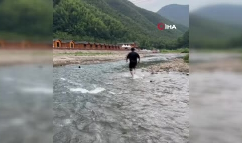 Akıntıya kapılan çocuk kurtarıldı