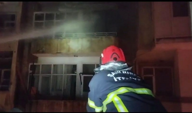 Alevlerin arasına dalıp kadının hayatını kurtardılar