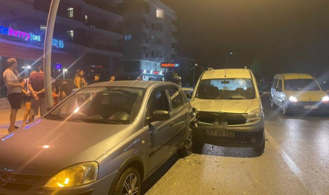 Alkollü sürücü park halindeki otomobile çarptı