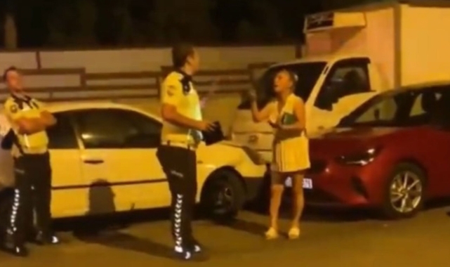 Alkolmetreyi üflemedi, polisleri tehdit etti