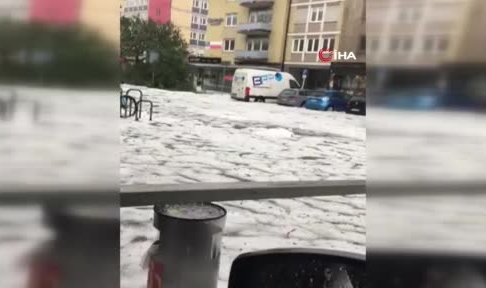 Almanya’yı dolu vurdu, yollar beyaza büründü