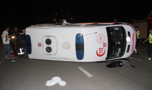 Ambulans ile pikap çarpıştı: 5 yaralı