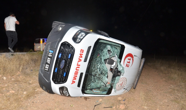 Ambulans şarampole devrildi! 5 yaralı