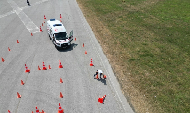 Ambulans sürücülerine güvenli sürüş eğitimi