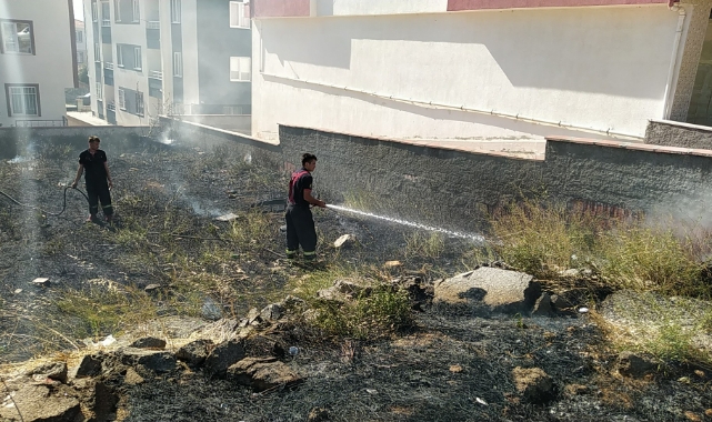 Anız yangını büyümeden söndürüldü