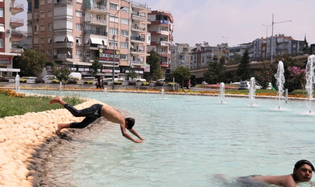 Antalya’da bunalan çocuklar soluğu süs havuzunda aldı