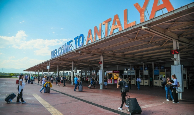 Antalya'ya hava yoluyla gelen turist sayısı 9 milyonu aştı