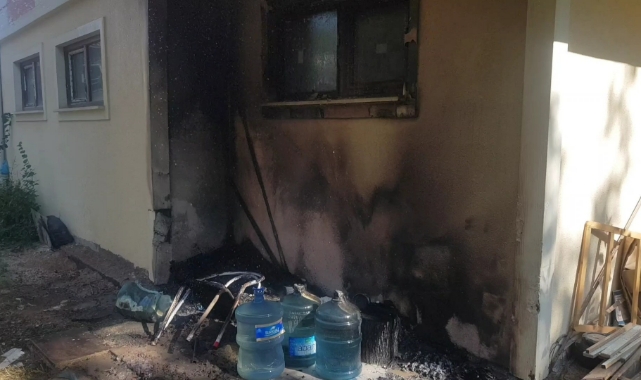 Araç lastikleri alev aldı, apartman yanmaktan kurtuldu