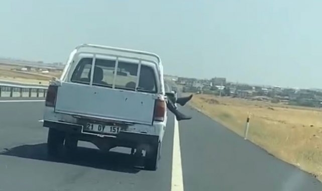 Aracın camından ayaklarını çıkararak yolculuk etti