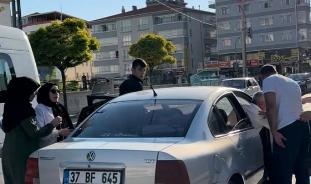 Aracın önünü kesip döner bıçağı ile tehdit ettiler