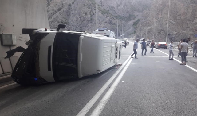 Artvin'de lastiği patlayan minibüs devrildi: 11 yaralı