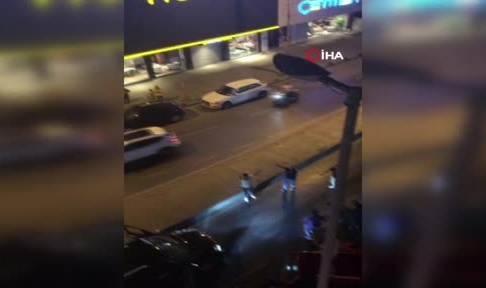 Asker eğlencesi için toplanan grup yolu trafiğe kapattı