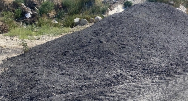 Atık maddeler ilçede tepkiye yol açtı