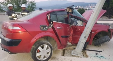 Aydınlatma direğine çarpan sürücü can verdi!