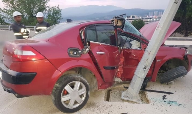 Aydınlatma direğine çarpan sürücü can verdi!