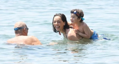 Azra Akın tatilde