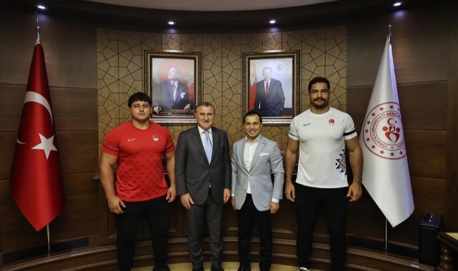Bakan Bak milli güreşçileri kabul etti
