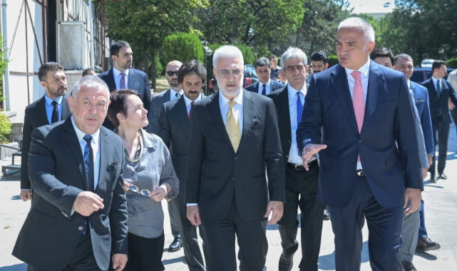 Bakan Ersoy Devlet Tiyatrosu'nu inceledi