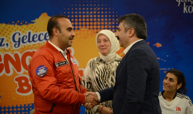 Bakan Kacır gençlerle buluştu