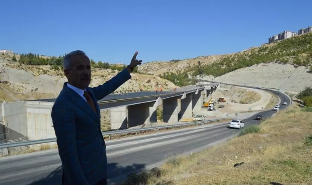 Bakan Uraloğlu Besni Viyadüğü'nde incelemelerde bulundu