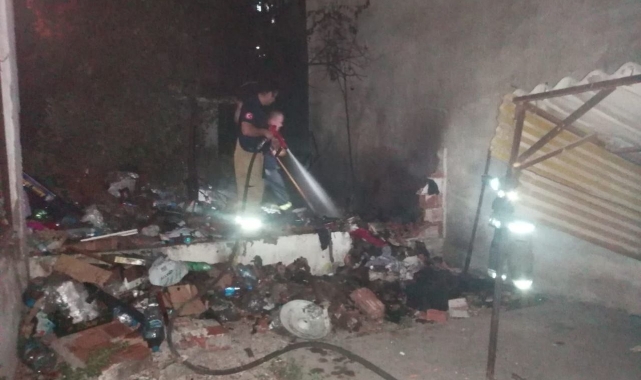 Balıkesir'de metruk bina alev aldı