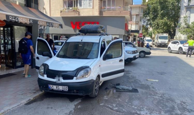Balıkesir'de park halindeki araç yandı