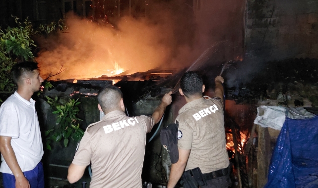 Baraka alevlere teslim oldu: Bekçiler hortumla su tuttu