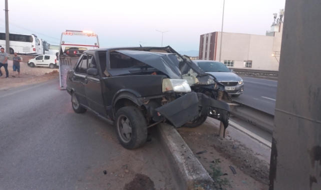 Bariyeri aşan otomobil direğe çarptı: 3 yaralı