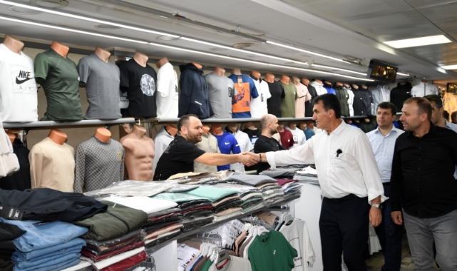 Başkan Dündar, çarşı esnafıyla gönül gönüle