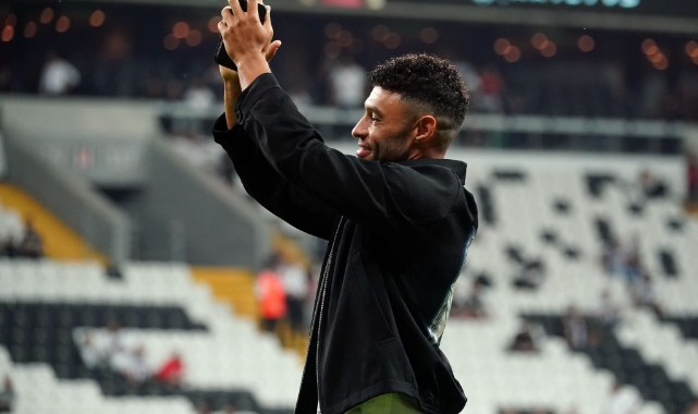 Beşiktaş'ın yeni transferleri tribünlerini selamladı