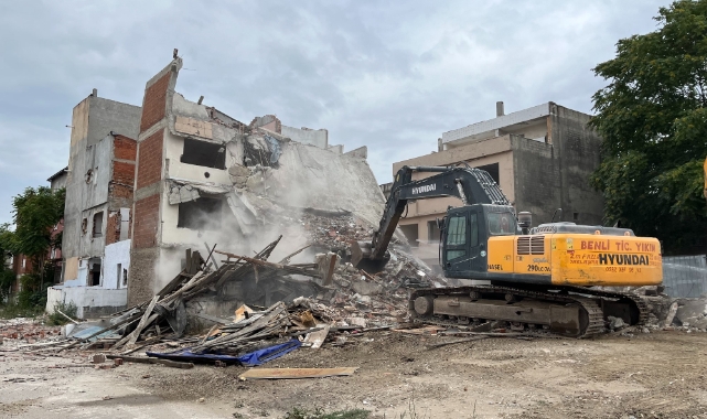 Beşyol'da riskli binaların yıkımı sürüyor
