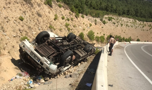 Beton bariyerlere çarparak devrildi