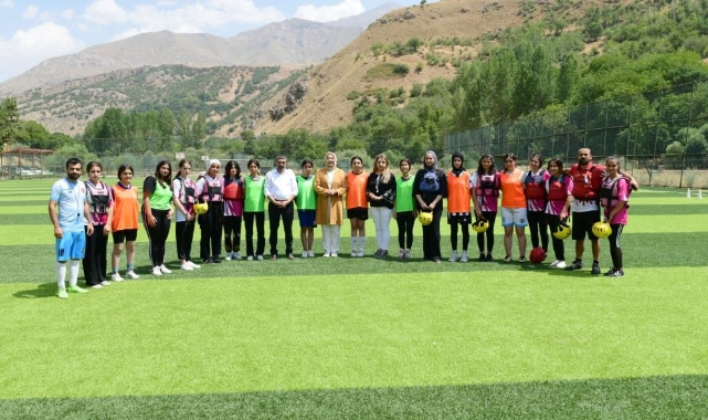Biçek, kadın sporcularla bir araya geldi