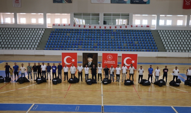 Bingöl'de 56 spor kulübüne malzeme desteği