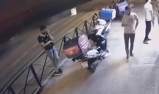 Bir sağa, bir sola bakarak motosiklet çaldı