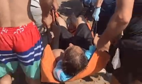 Boğulma tehlikesi geçiren genci cankurtaran kurtardı