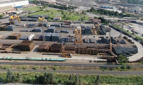 Boşalan vagonlar park halindeki diğer vagonlara çarptı