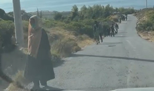 Botları batan göçmenler yüzerek kurtuldu