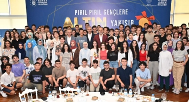 Bursa Büyükşehir Belediyesi, başarılı gençleri ödüllendirdi