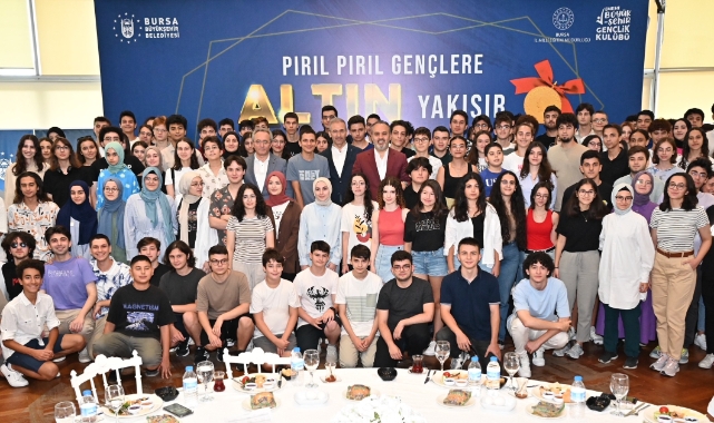 Bursa Büyükşehir Belediyesi, başarılı gençleri ödüllendirdi