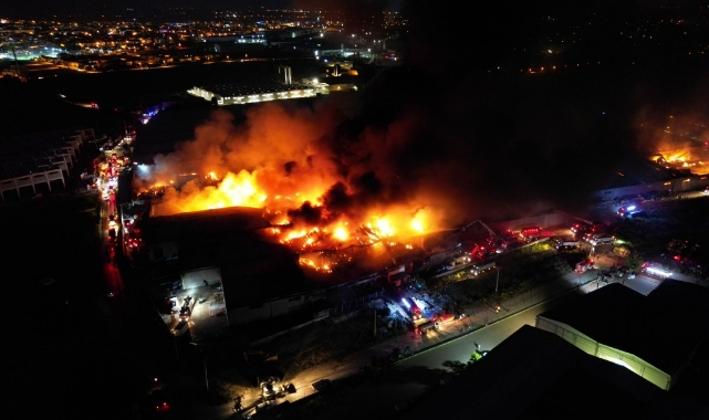 Bursa'da 10 fabrikaya sıçrayan yangın kontrol altına alındı