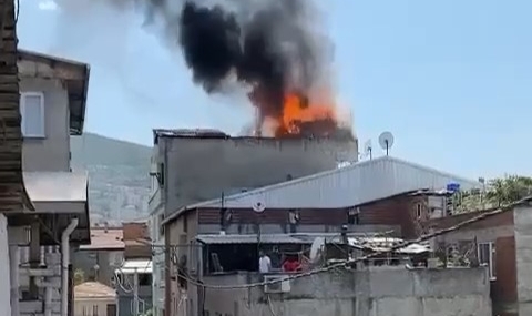 Bursa'da 4 katlı binadan alevler yükseldi