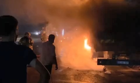 Bursa’da arı yüklü kamyon alev aldı
