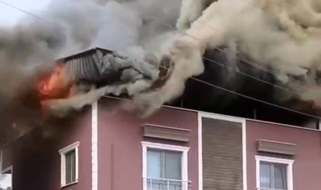 Bursa'da binanın çatı katı alev alev yandı