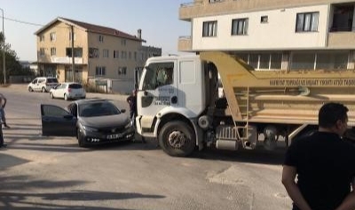 Bursa'da dönüş yapacağı esnada kamyon çarptı