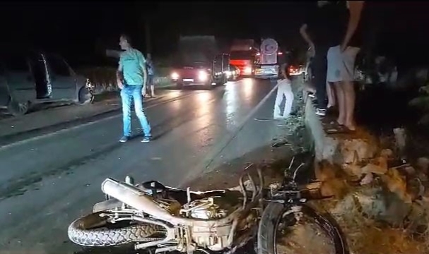 Bursa’da hafif ticari araç motosikletle çarpıştı