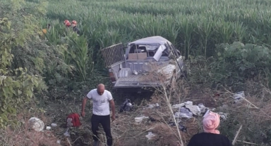 Bursa'da işçileri taşıyan kamyonet tarlaya uçtu! 3 ölü, 11 yaralı