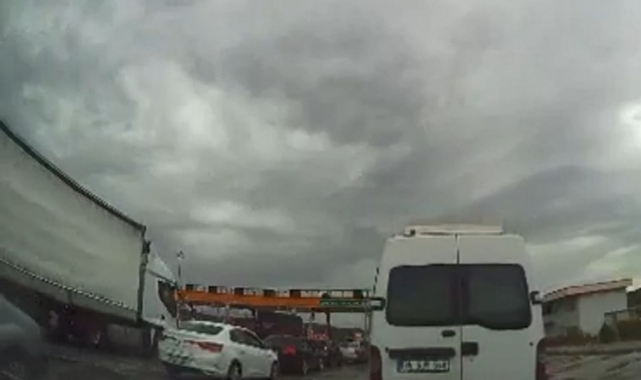 Bursa'da kontrolden çıkan TIR gişelerdeki 3 otomobile çarptı