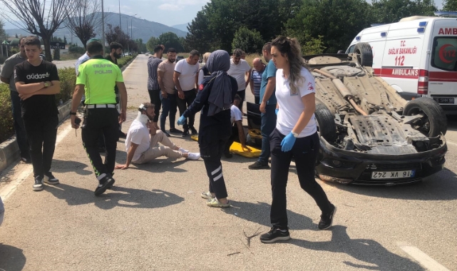 Bursa'da önüne köpek çıkan otomobil takla attı: 3 yaralı