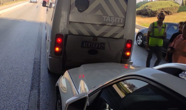 Bursa'da otomobil servis midibüsü ile çarpıştı